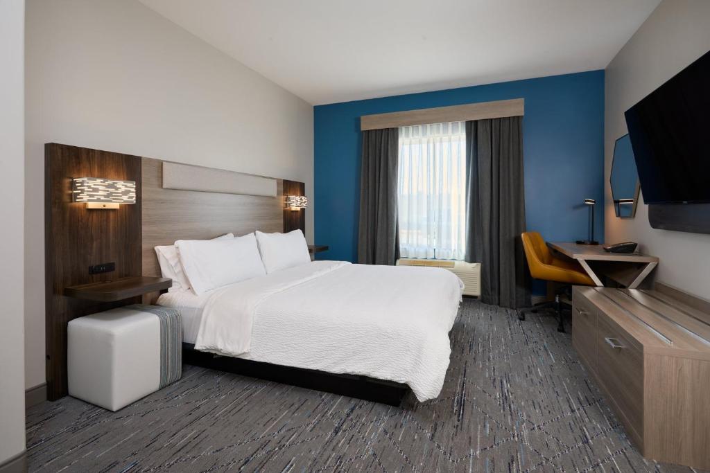 Standard, King Bed, Holiday Inn Express Hotel Suites Swift Current 2/3