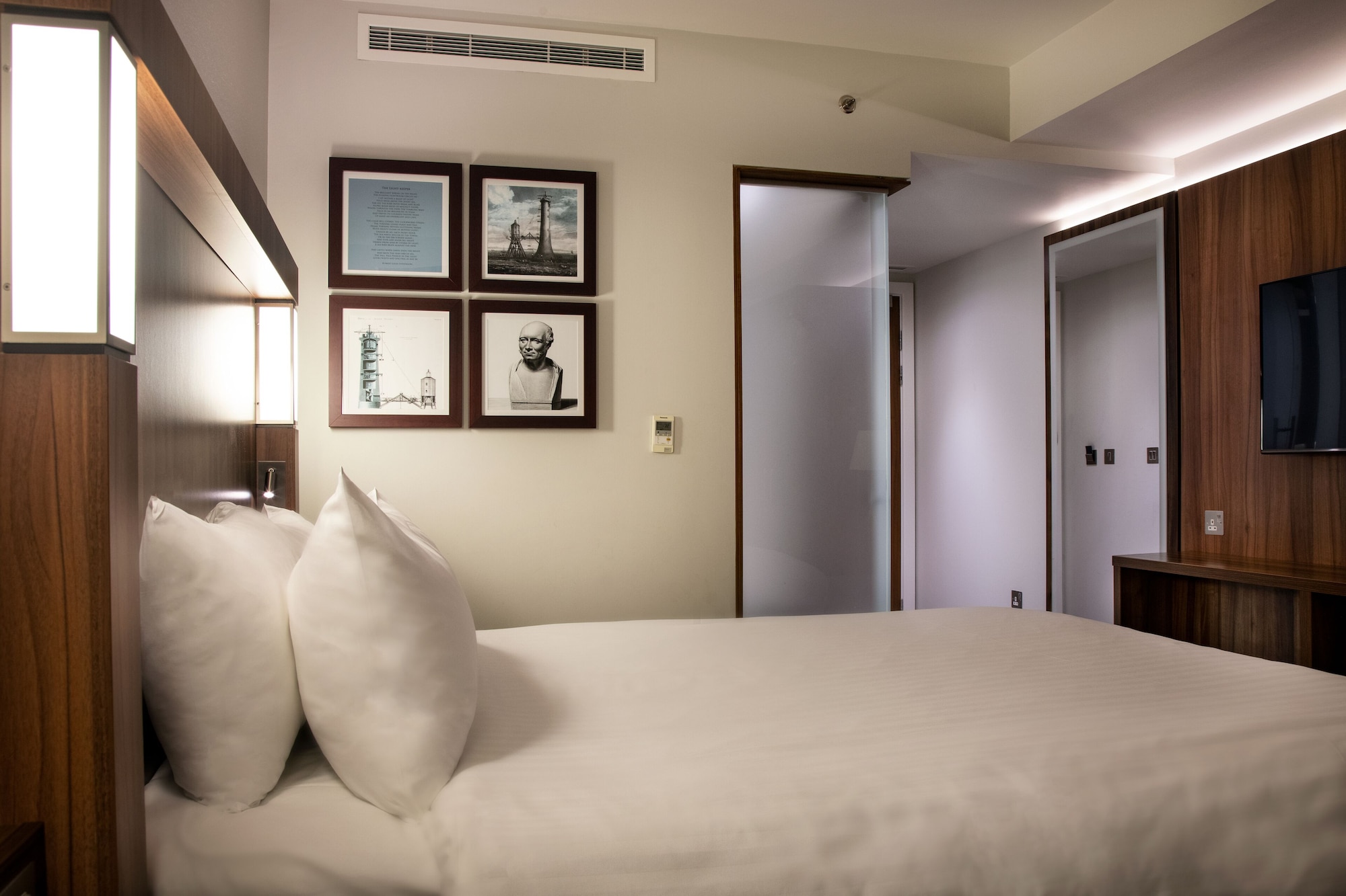 ROOM, QUEEN BED