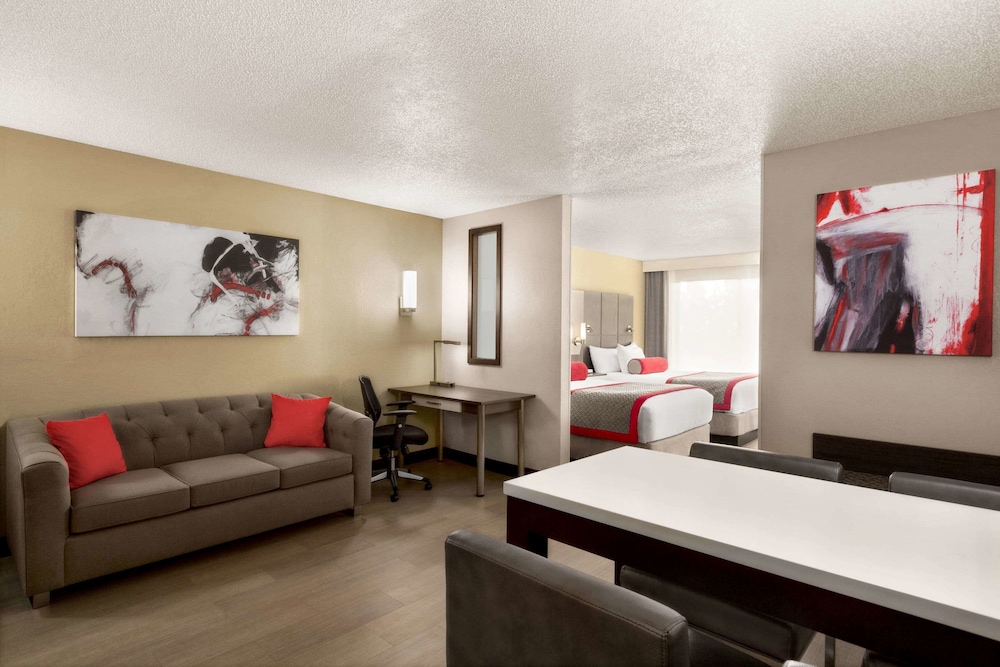 Ramada by Wyndham Suites Orlando Airport 16/56