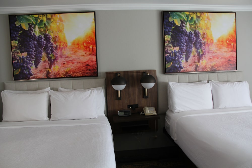 La Quinta Inn & Suites by Wyndham Yakima Downtown 24/50