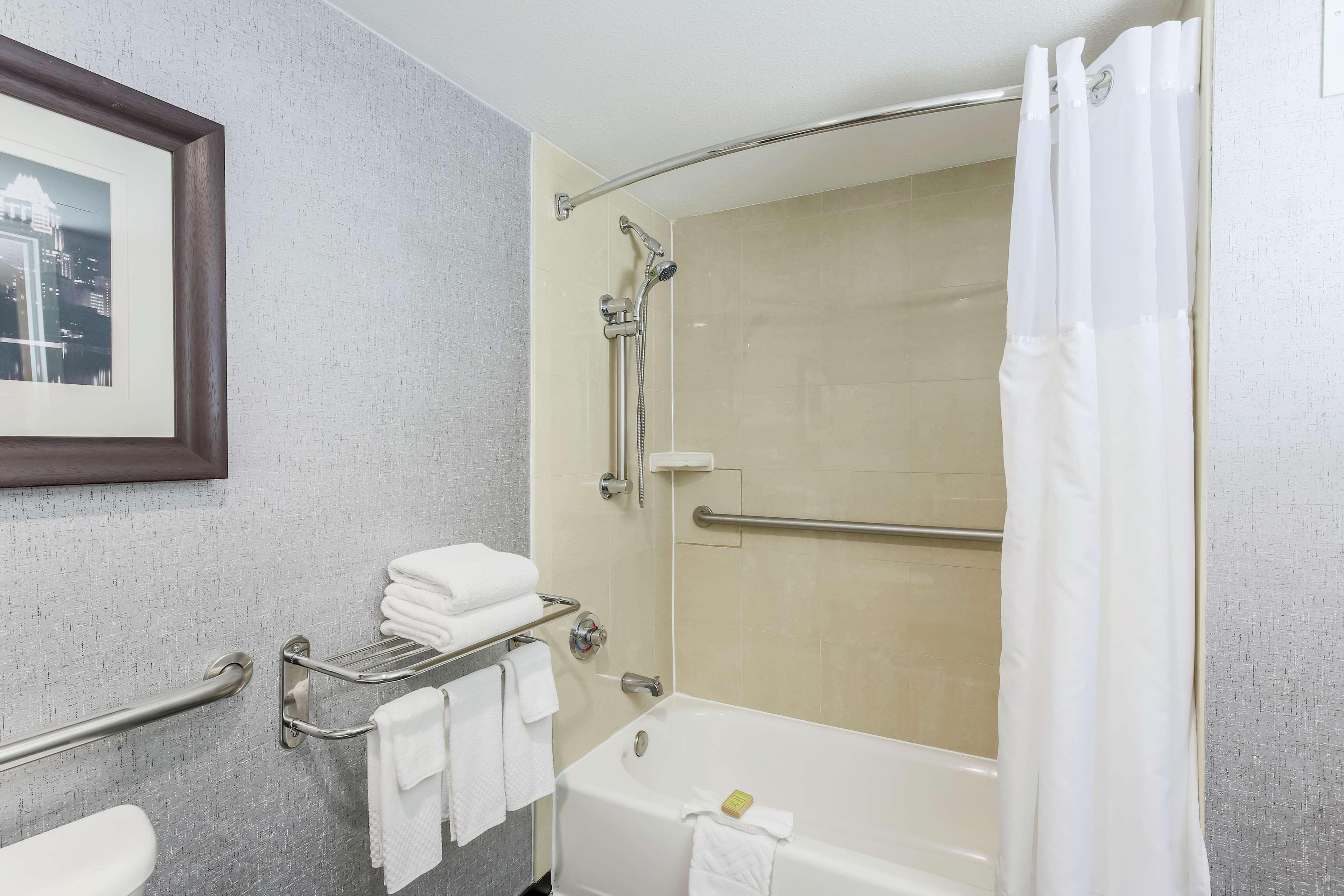 غرفة بسرير مزدوج بإطلالة، Doubletree By Hilton Austin University Area 4/4