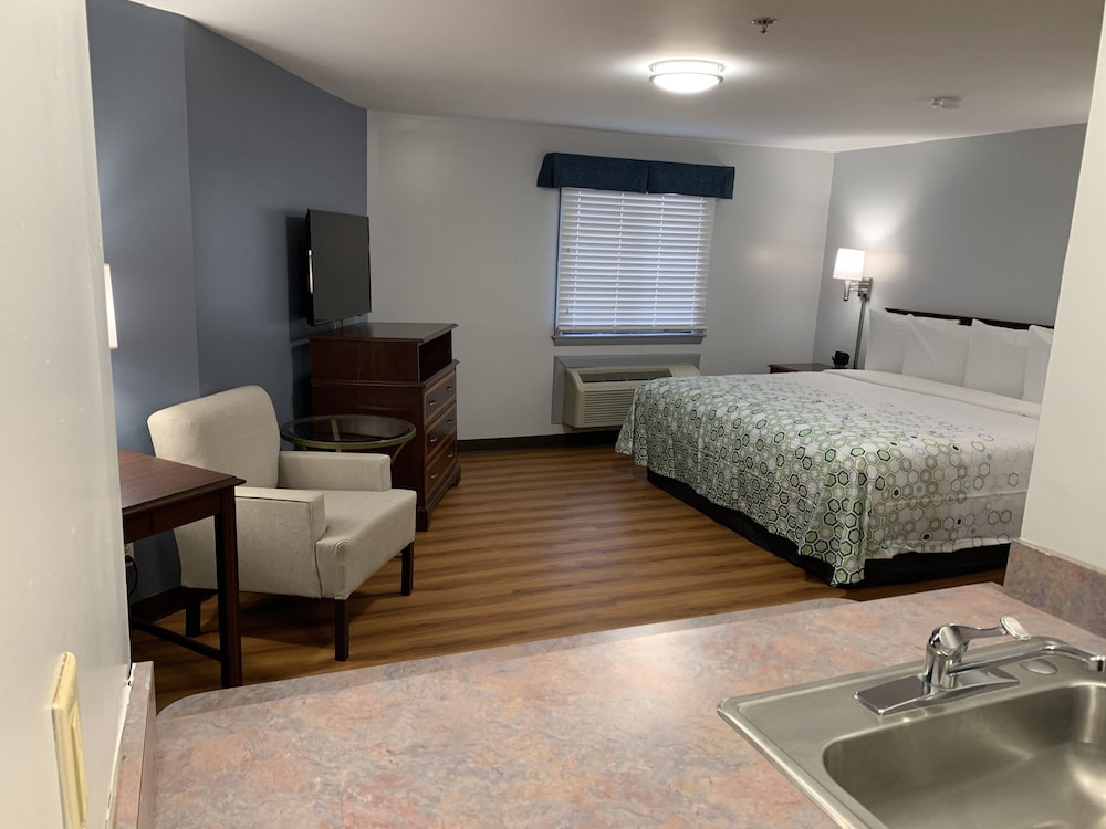 Econo Lodge Inn Suites 8/35