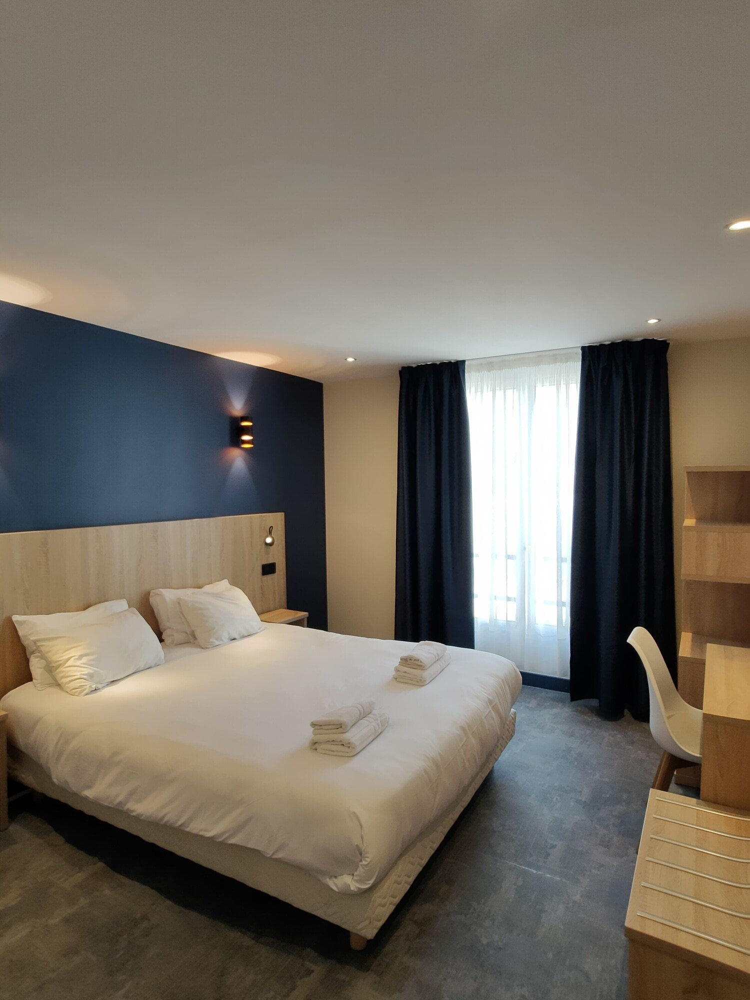 ROOM, DOUBLE BED