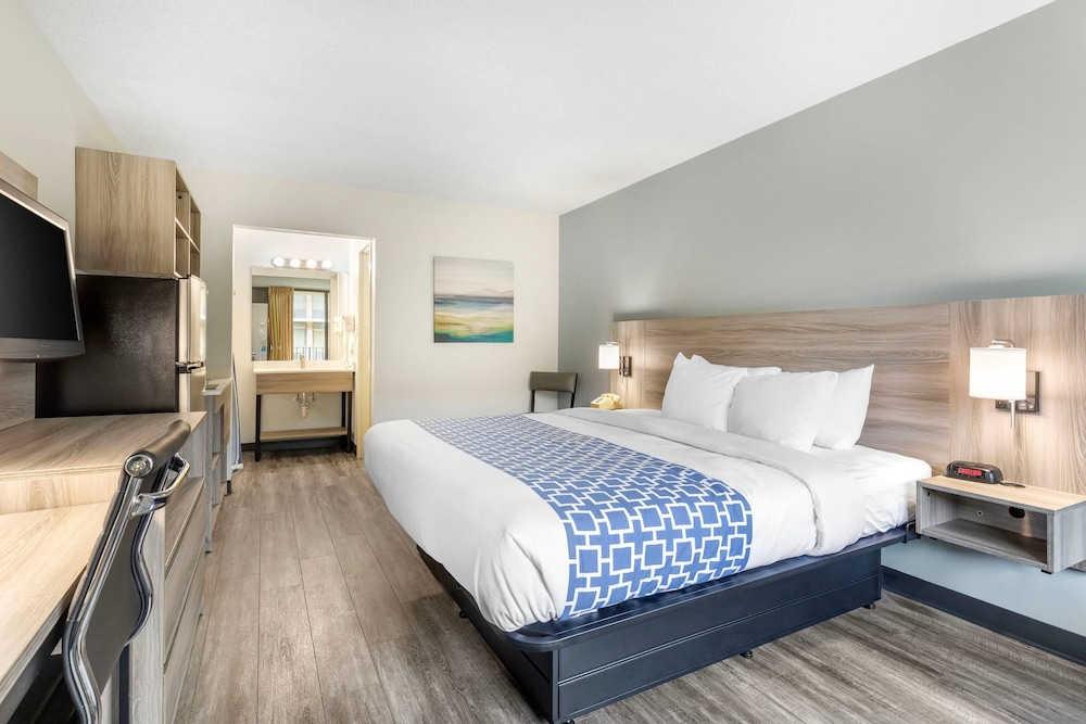 Efficiency, King Bed, Accessible