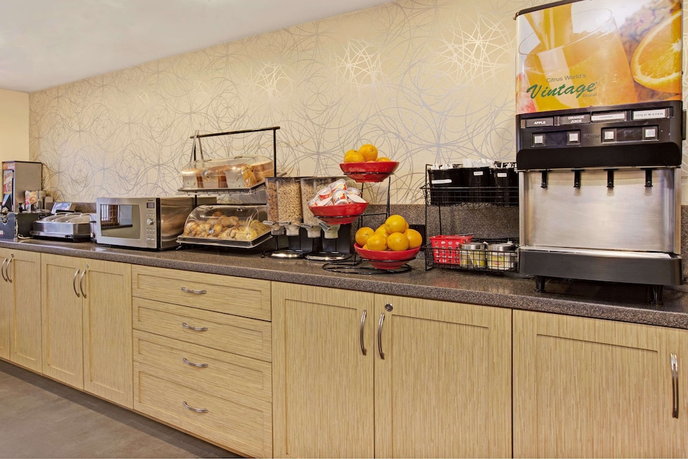 Ramada By Wyndham Staten Island 29/38