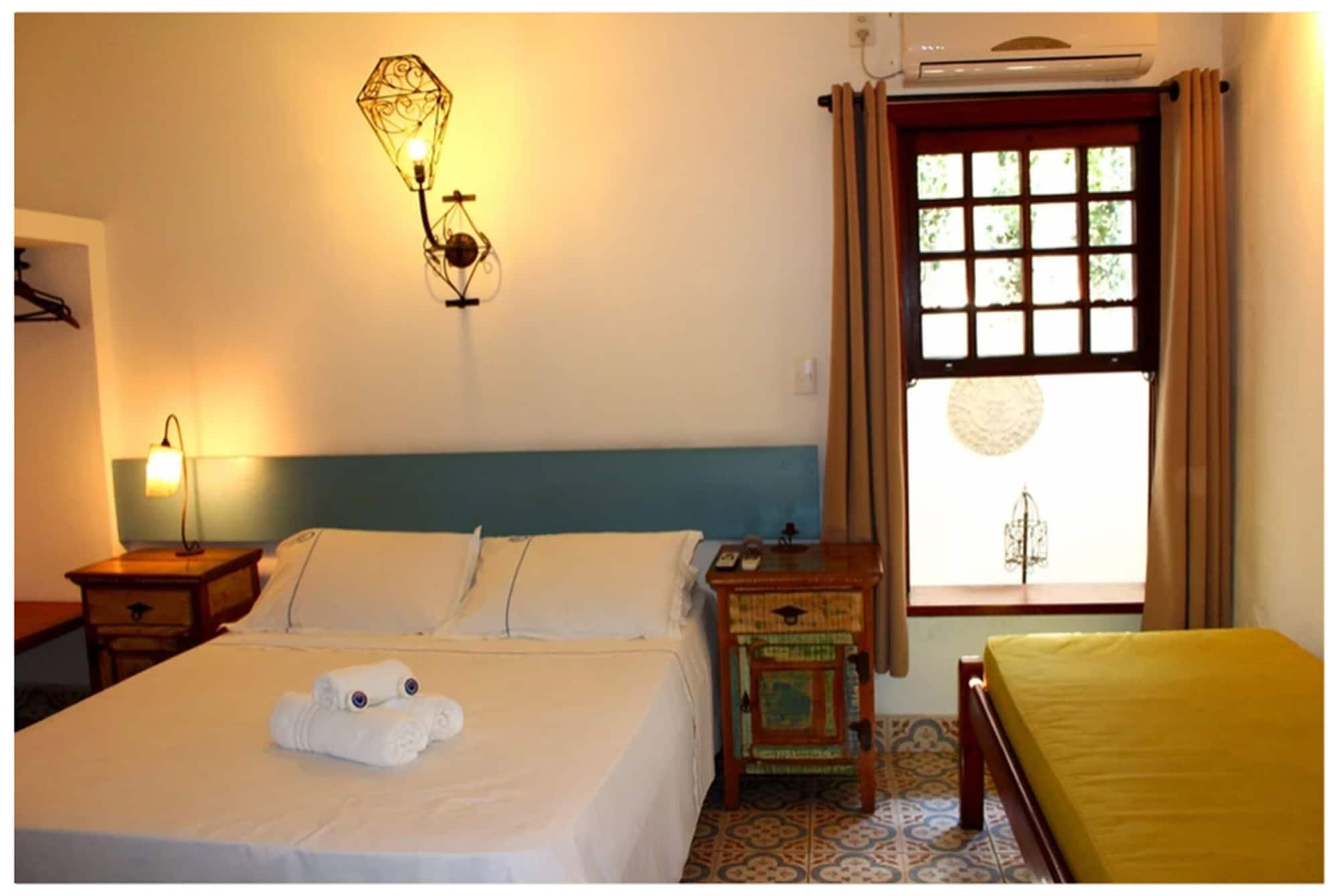 Colonial, Studio, Suite