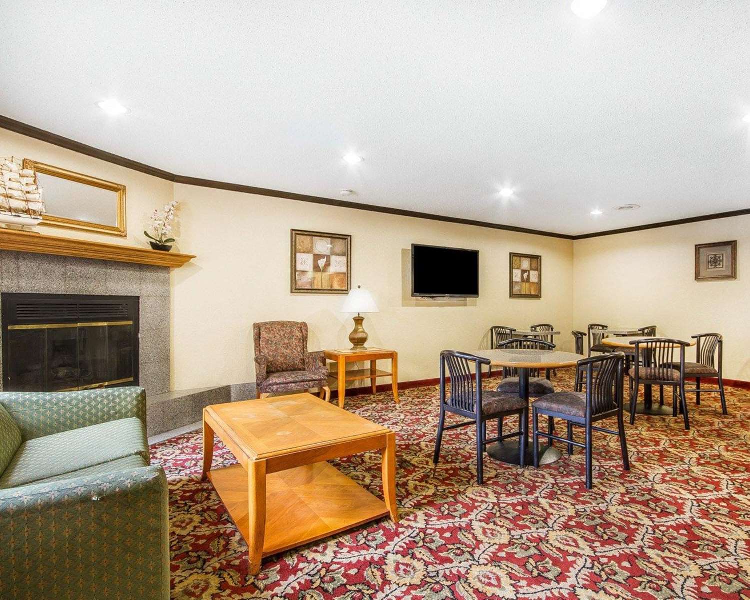 Rodeway Inn & Suites Madison East 6/10