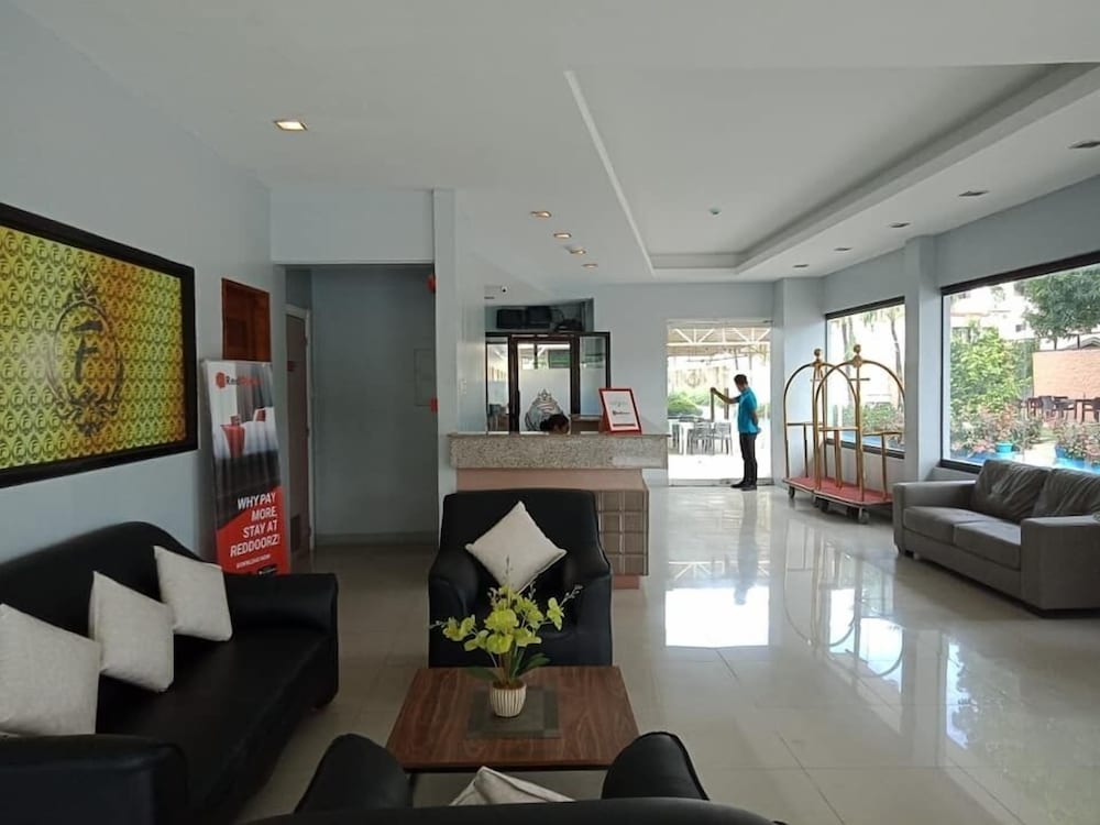 S&M Hotel 13/38