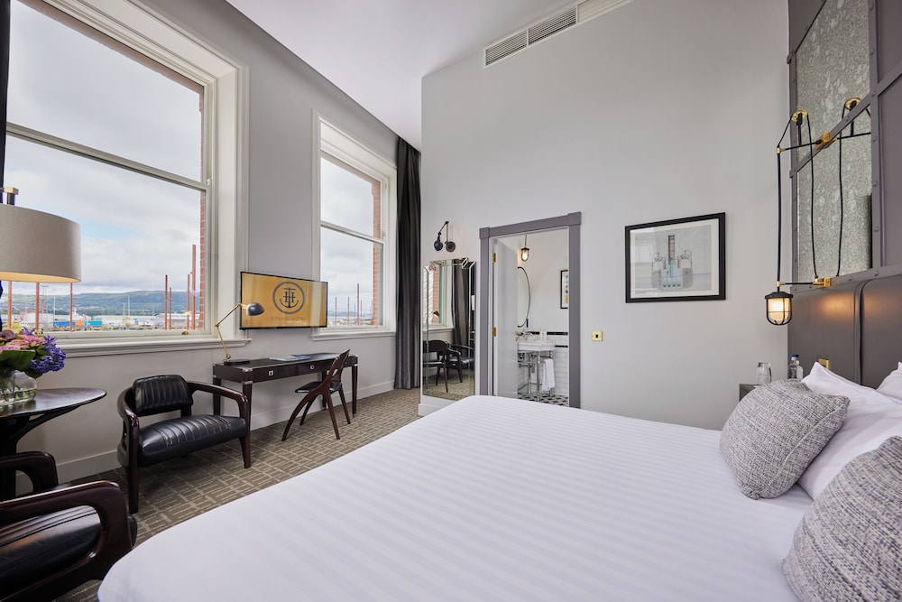 DELUXE, KING BED