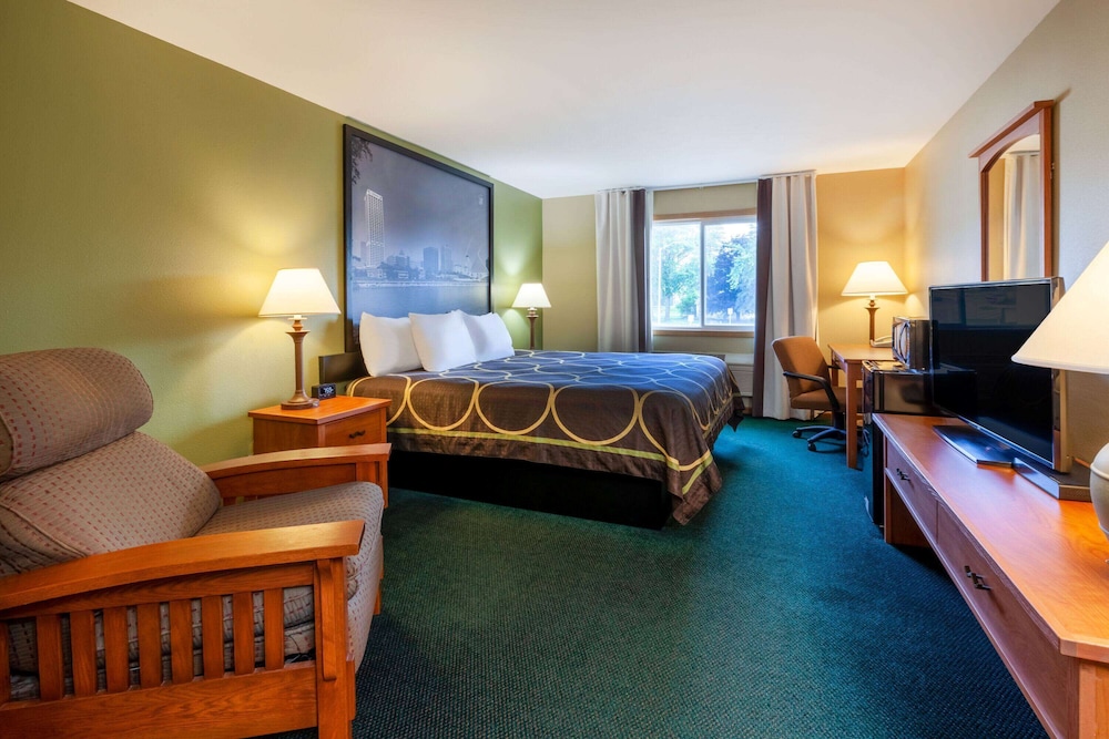 Super 8 by Wyndham Berlin WI 10/25