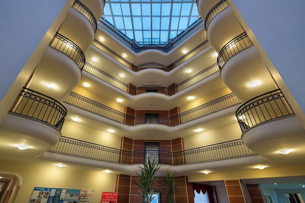 Larissa Inn 2/50