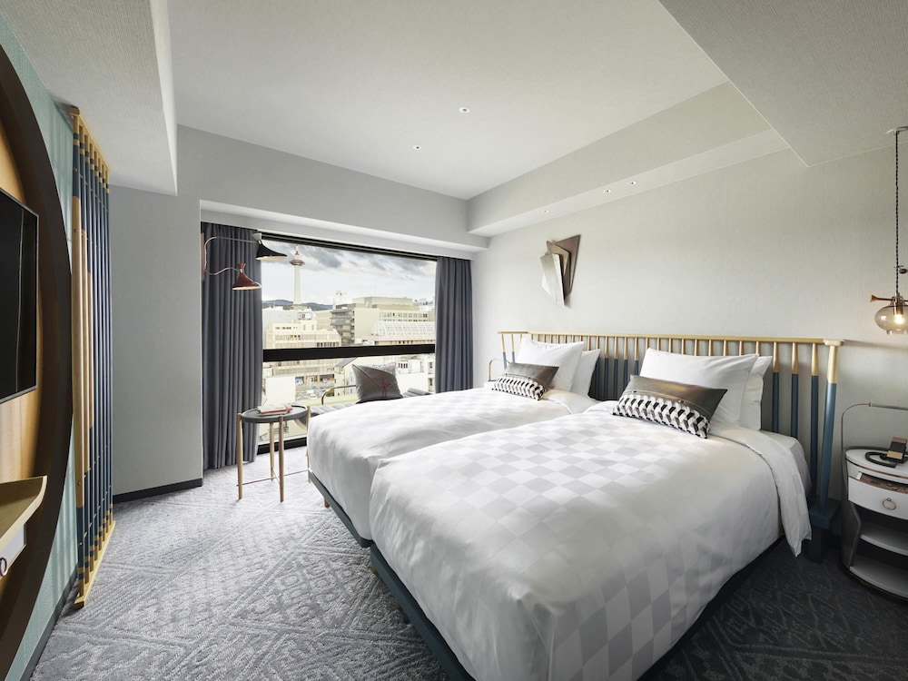 SUPERIOR, TWIN BEDS, BATHTUB