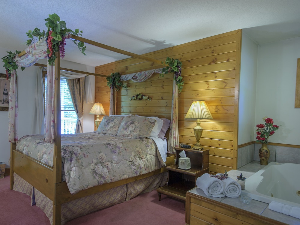 Blue Mountain Mist Country Inn 12/63