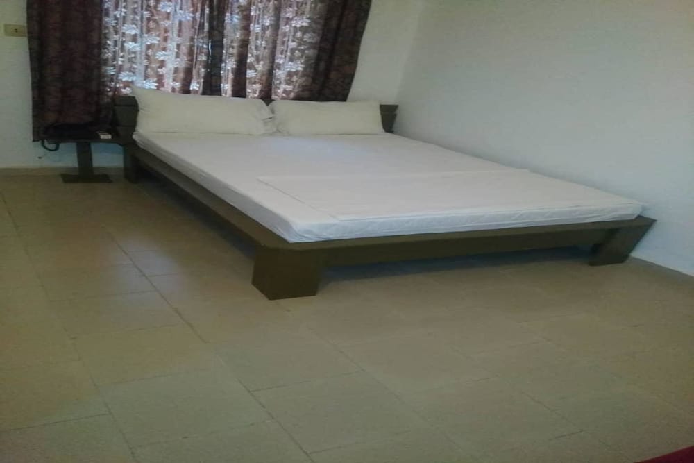 STANDARD, QUEEN BED