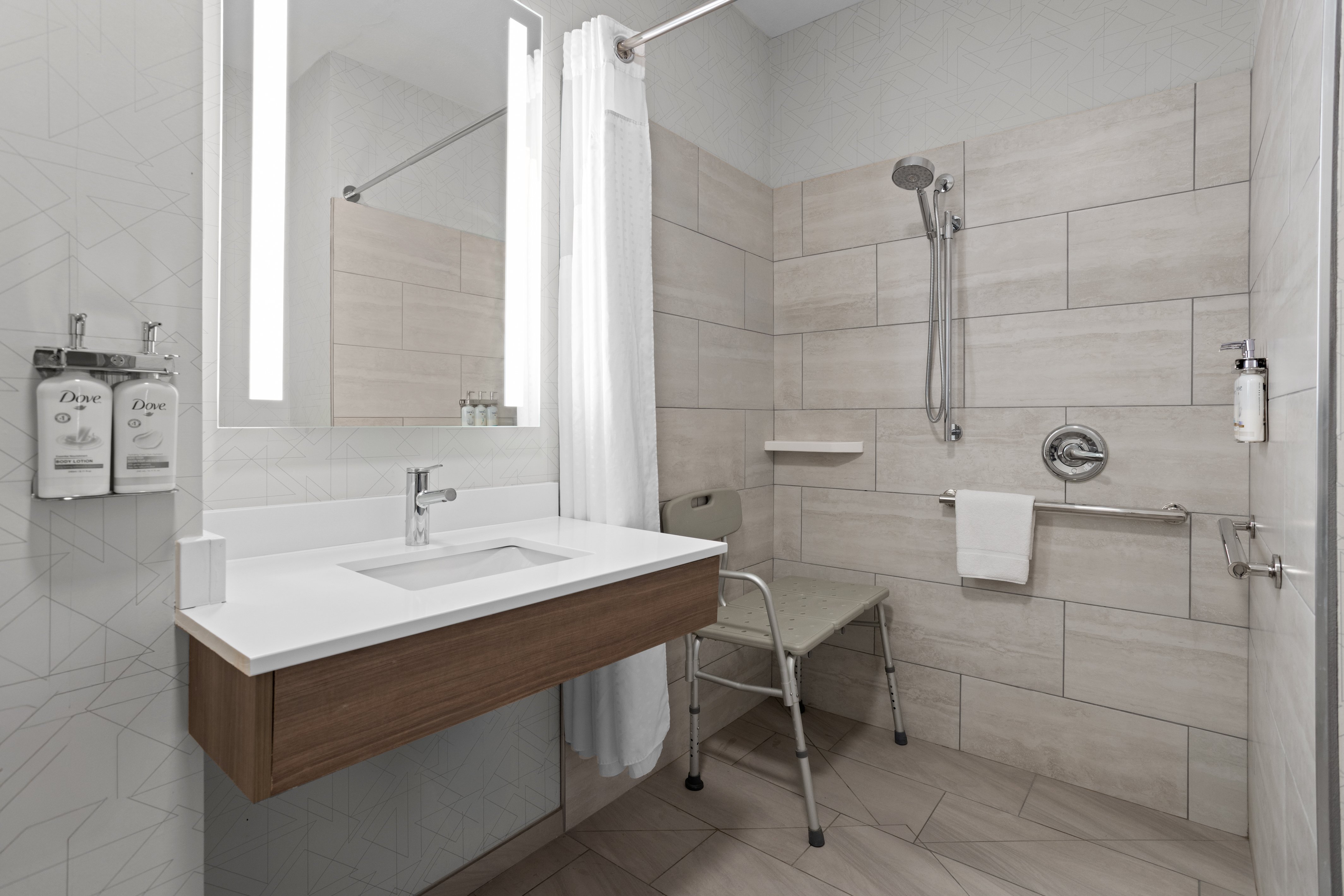 Holiday Inn Express Syracuse-Fairgrounds 74/75