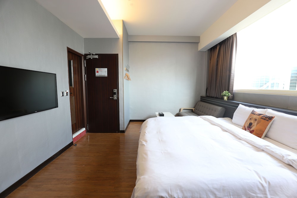 DELUXE, KING BED