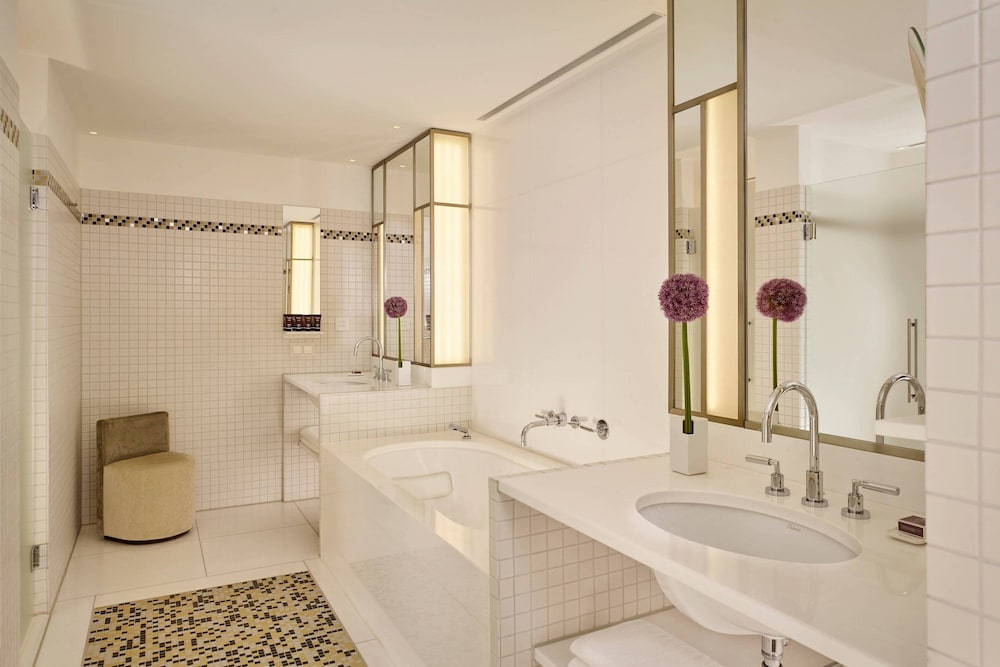جناح سيغنتشر بسرير كينج، The Ritz-Carlton Wolfsburg 4/6