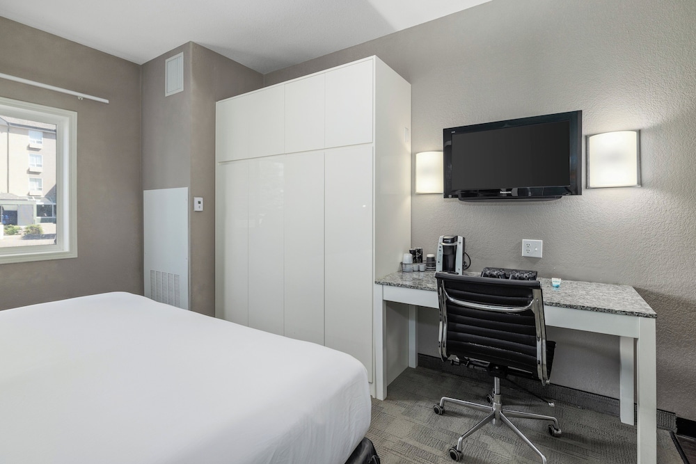 HOME INN EXPRESS MEDICINE HAT 18/72