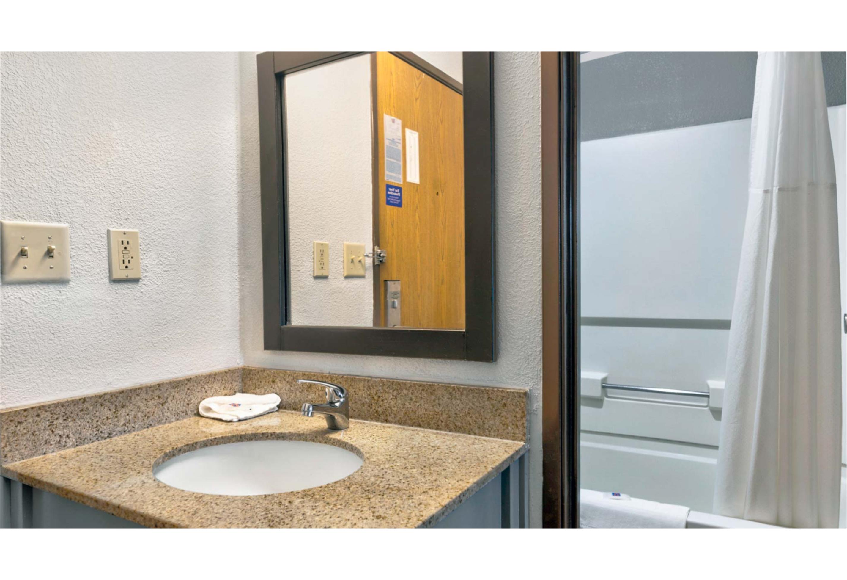 غرفة بسرير كينج لغير المدخنين، Motel6 Cedar Rapids, IA - Airport 3/3