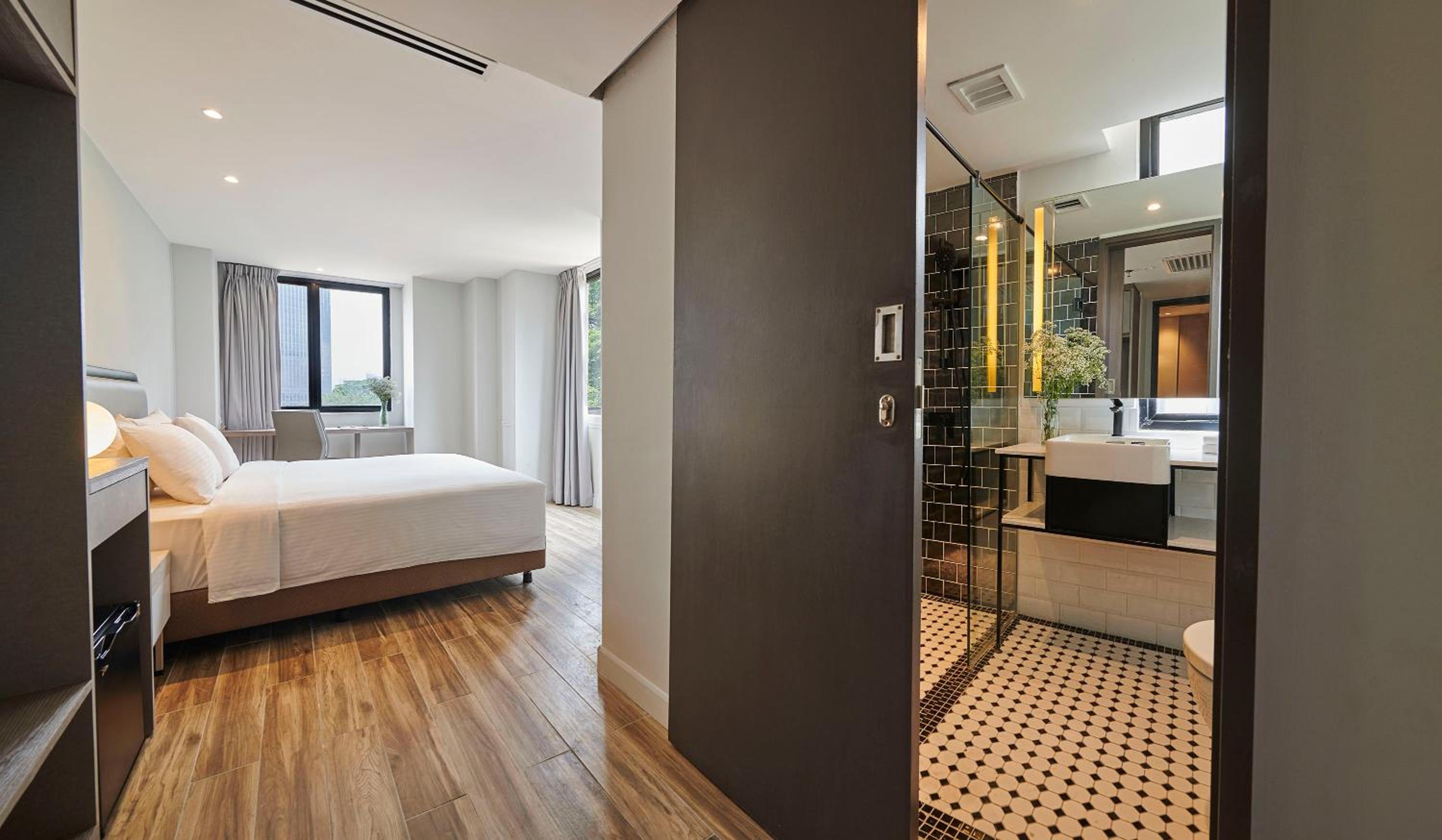 J-Hotel By Dorsett 12/36