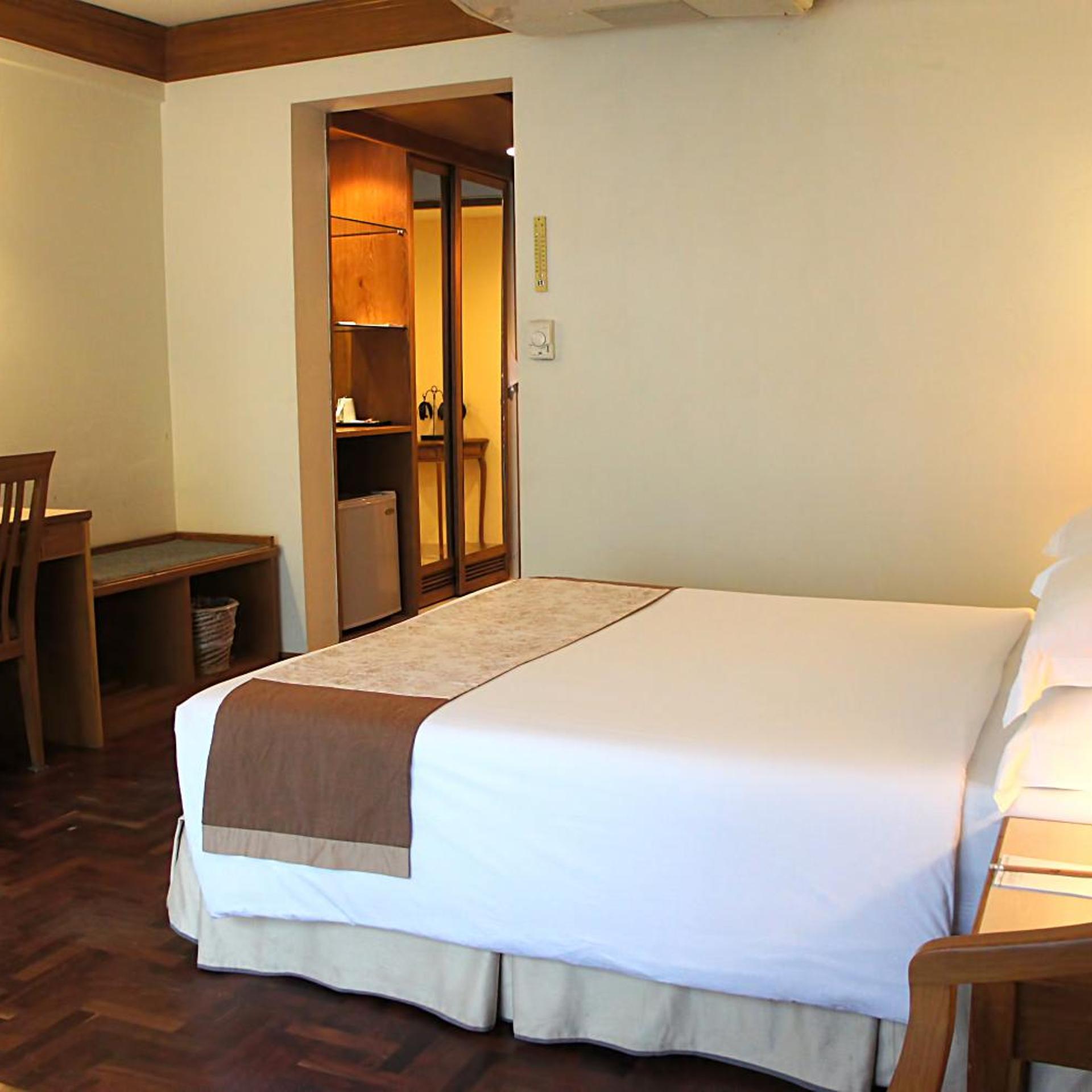 Contemporary, Deluxe, Double or Twin Bed