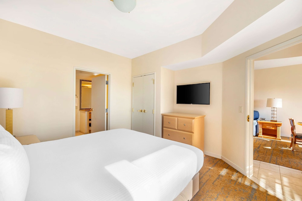 1 BEDROOM, DELUXE, SUITE, KING BED, ACCESSIBLE