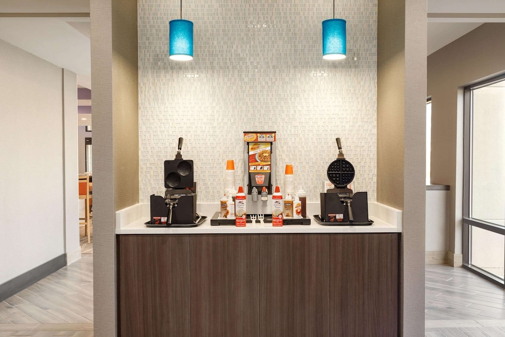 La Quinta Inn & Suites by Wyndham St Louis Route 66 7/47