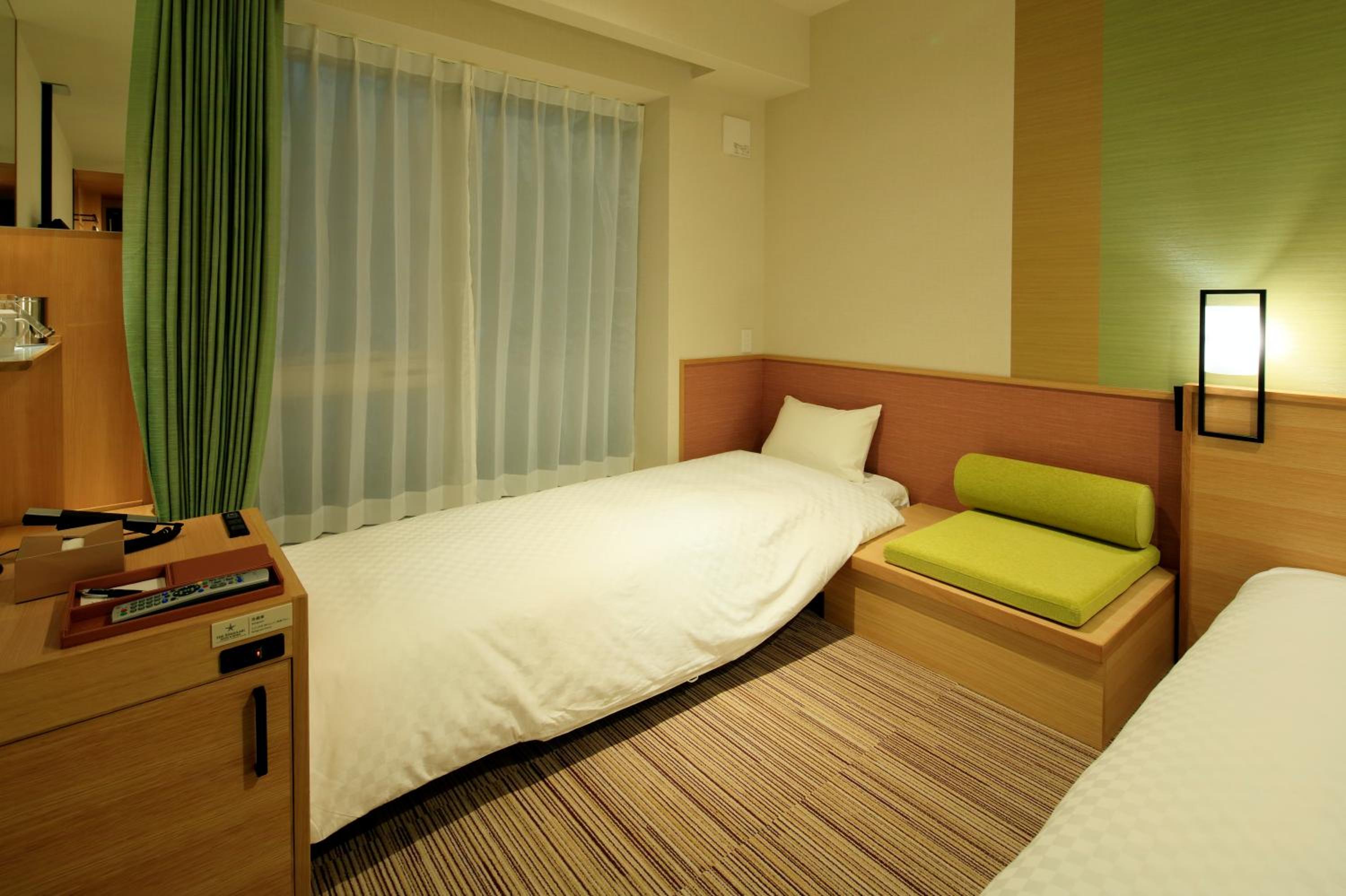 غرفة قياسية بسريرين منفصلين مع أريكة، The Singulari Hotel And Skyspa At Universal Studios Japan 6/9