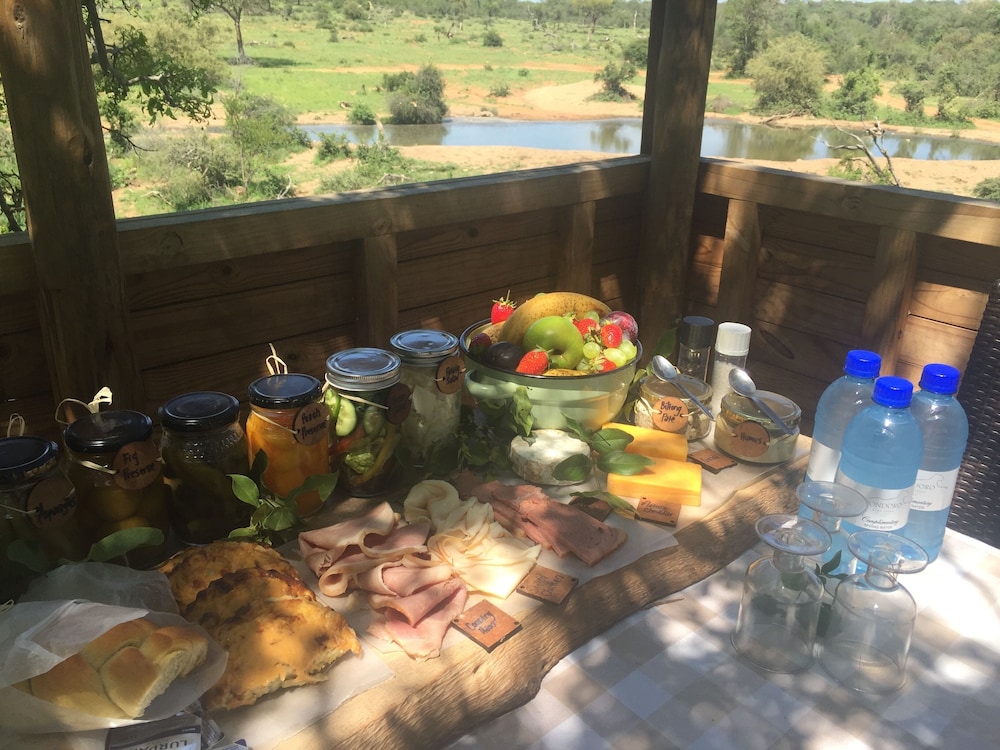 Pondoro Game Lodge 24/66