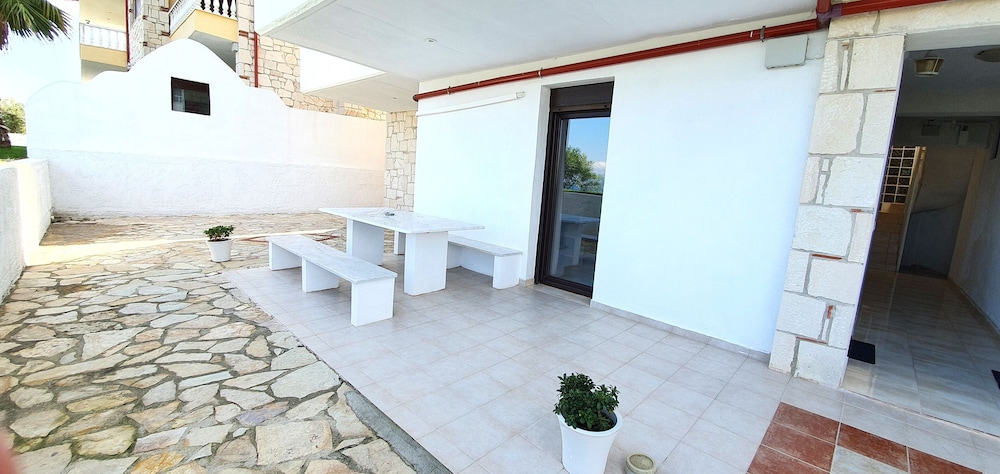 Bungalow White Apartments and Suites 58/81