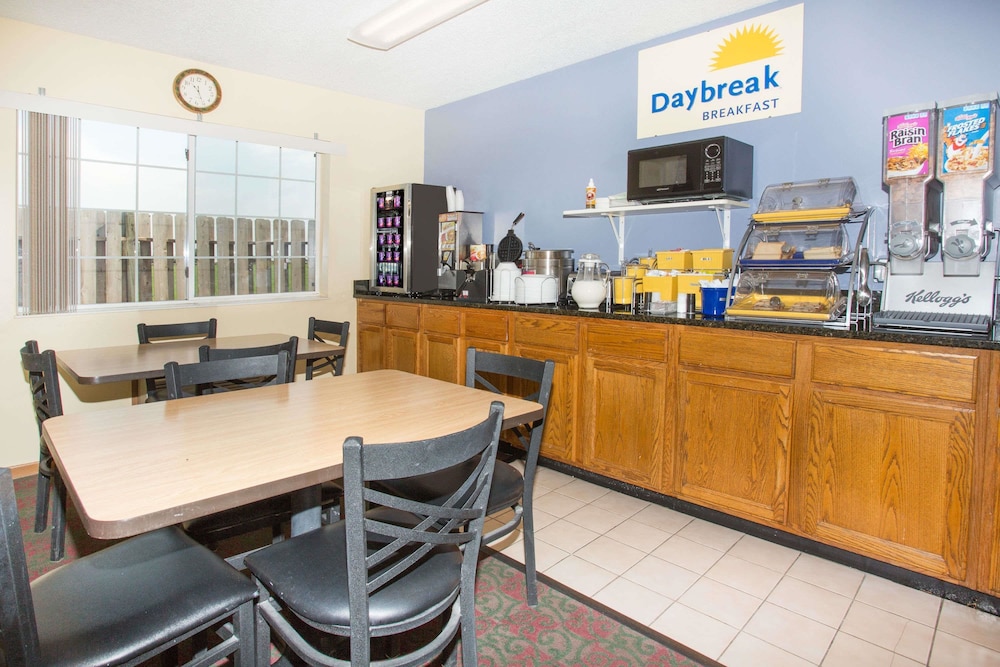 Days Inn by Wyndham Lexington NE 42/46