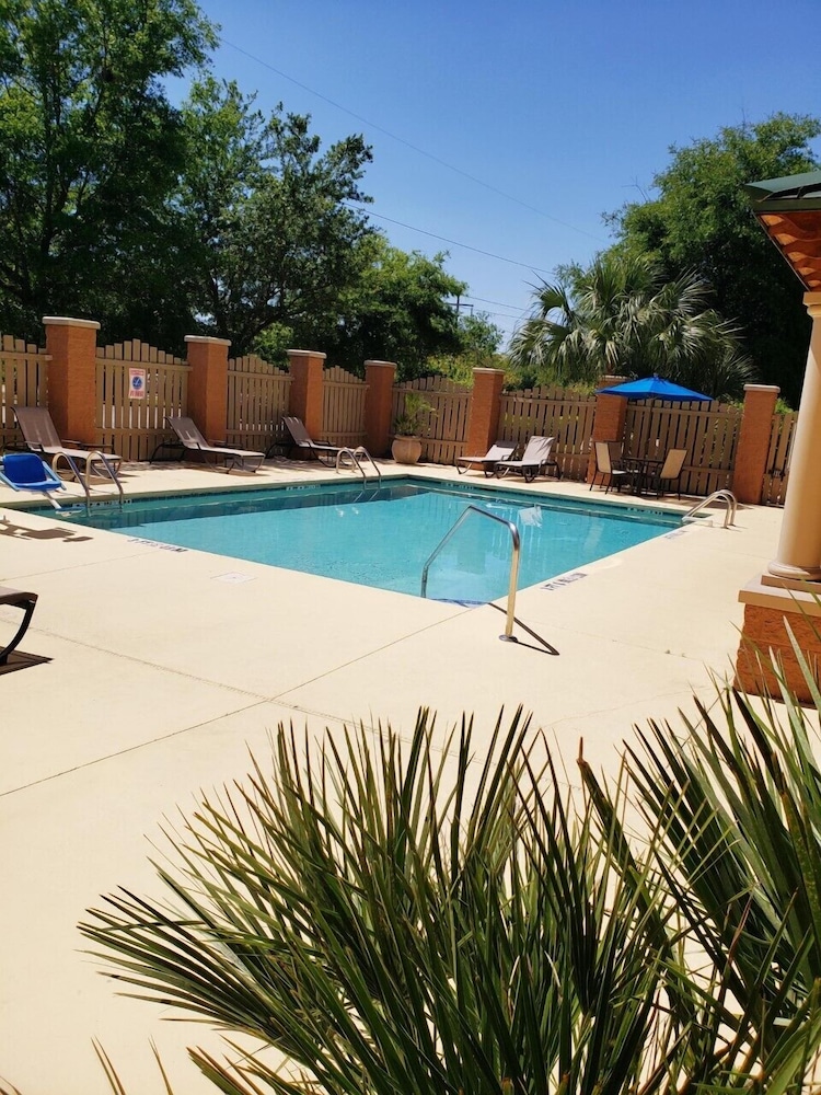 Holiday Inn Express Bluffton At Hilton Head Area 46/80