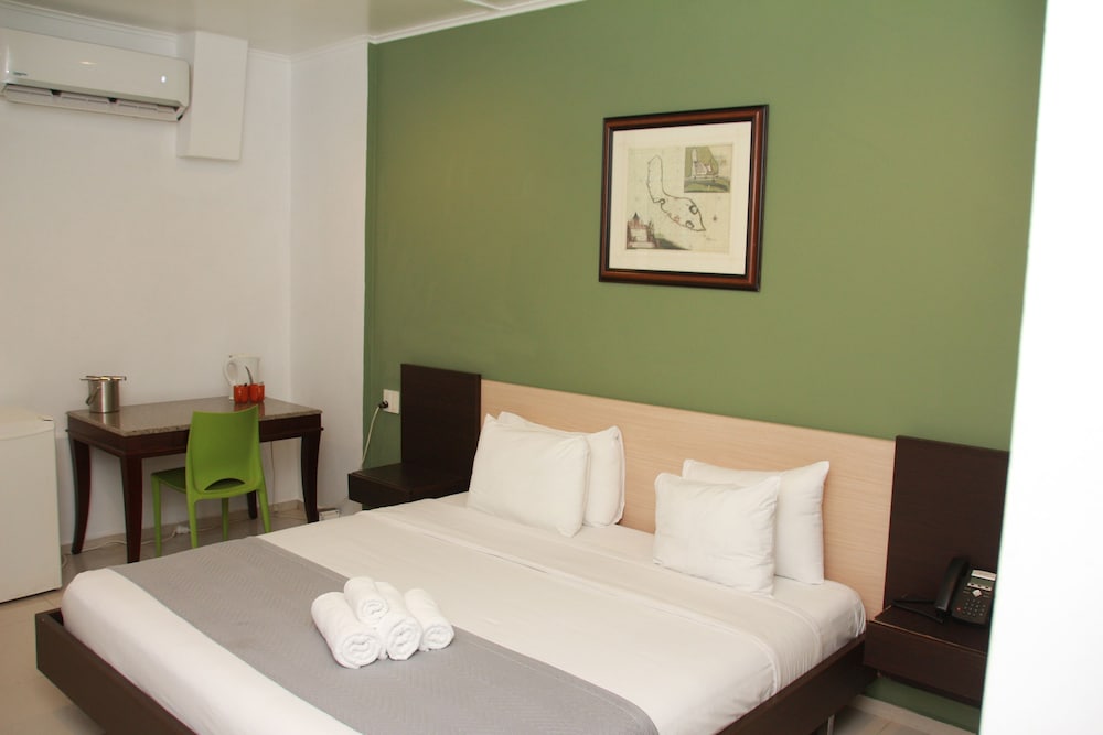 ROOM, KING BED, NO WINDOW
