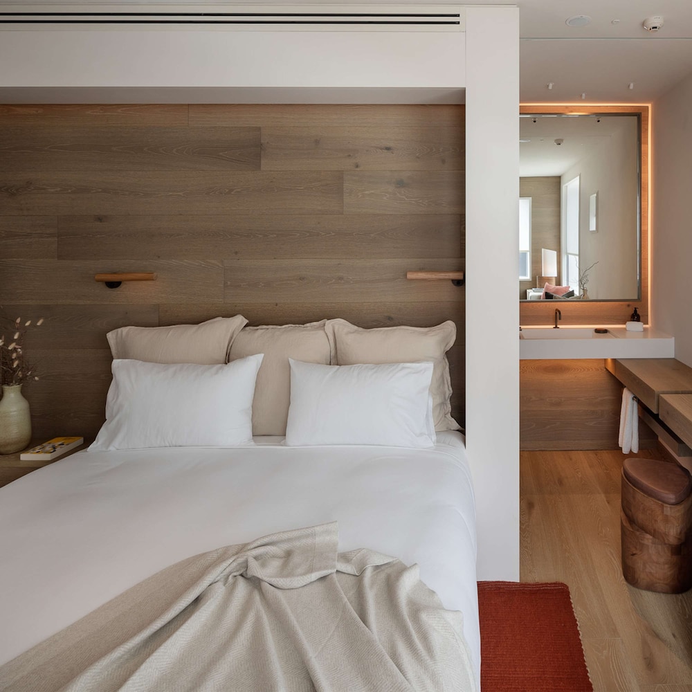 ROOM, KING BED, CITY VIEW
