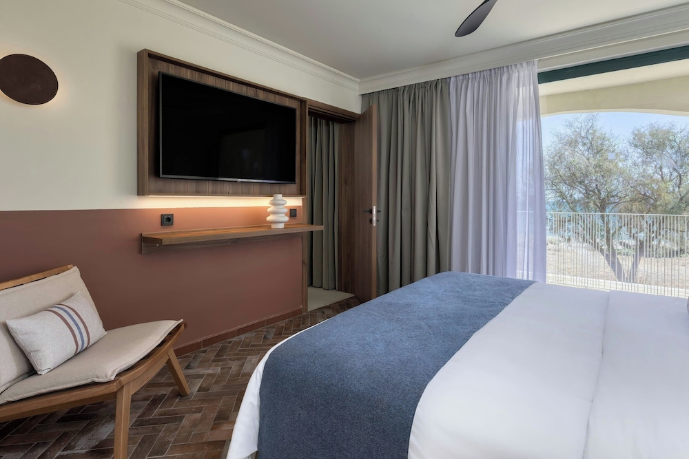 Cozy, Sapphire, Suite, Double Bed
