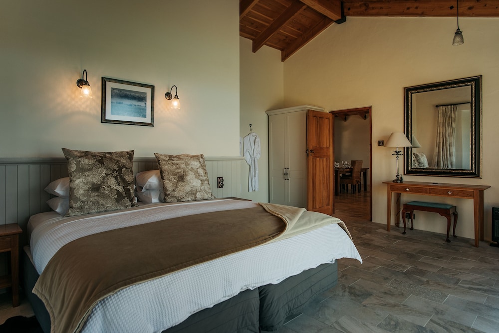 1 Bedroom, Villa, King Bed, Lake and Kitchen