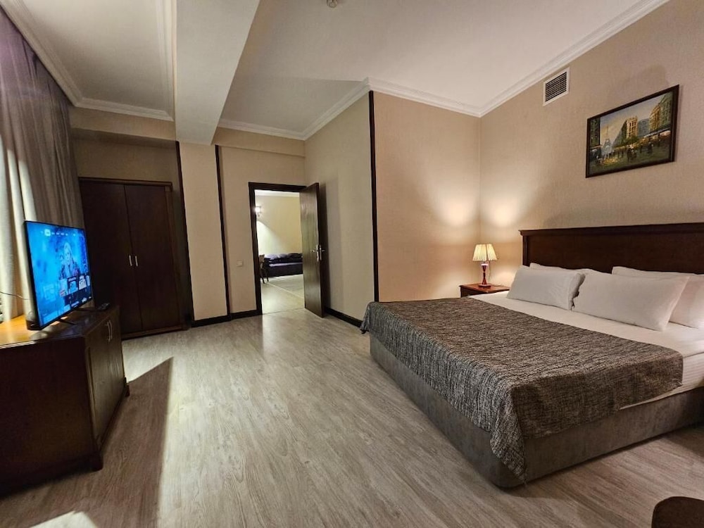 شقة أساسية بسرير كينج بإطلالة على البحر بشرفة مع أريكة، The Crown Hotel 3/10
