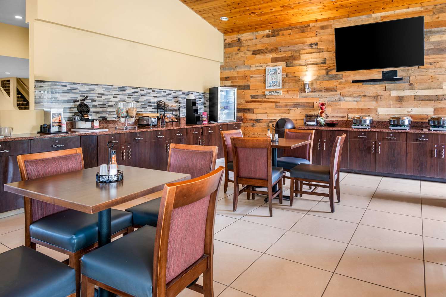 White Pines Inn & Suites of Holland 35/48