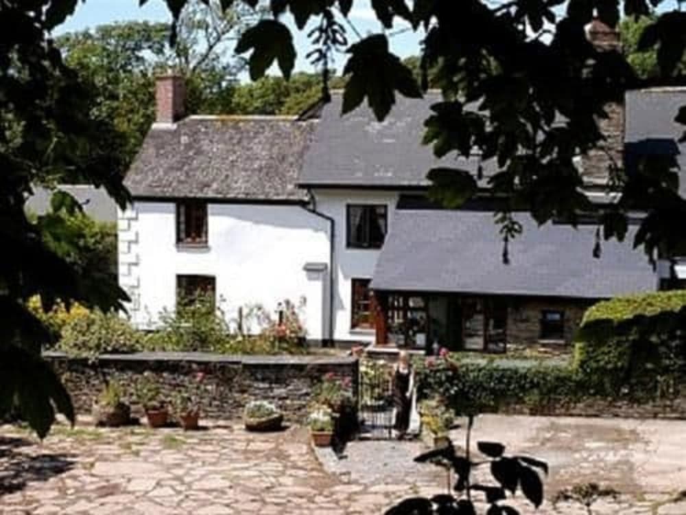 Burton Farmhouse 18/21