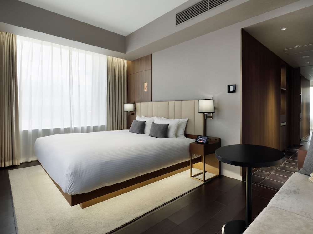 DELUXE, KING BED