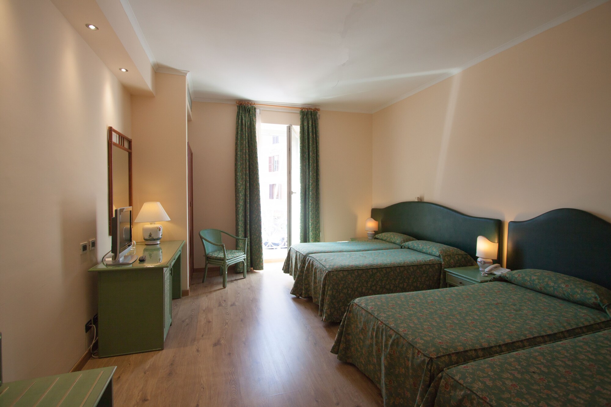 ROOM, QUADRUPLE