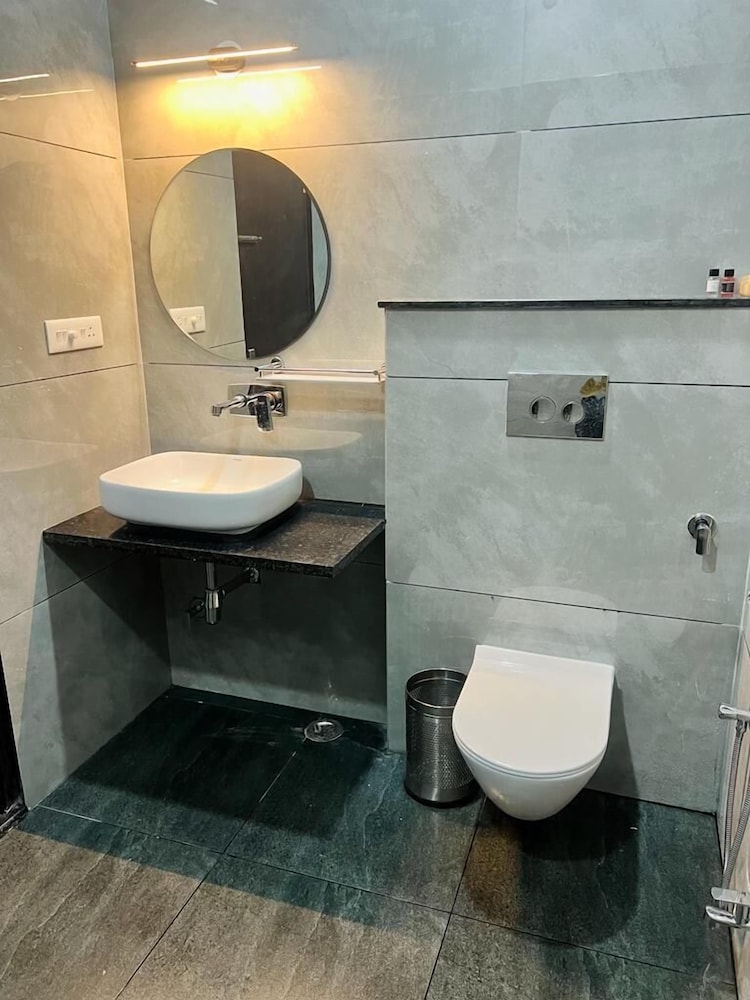 R.G Bilkha Hotel and Resorts 43/47