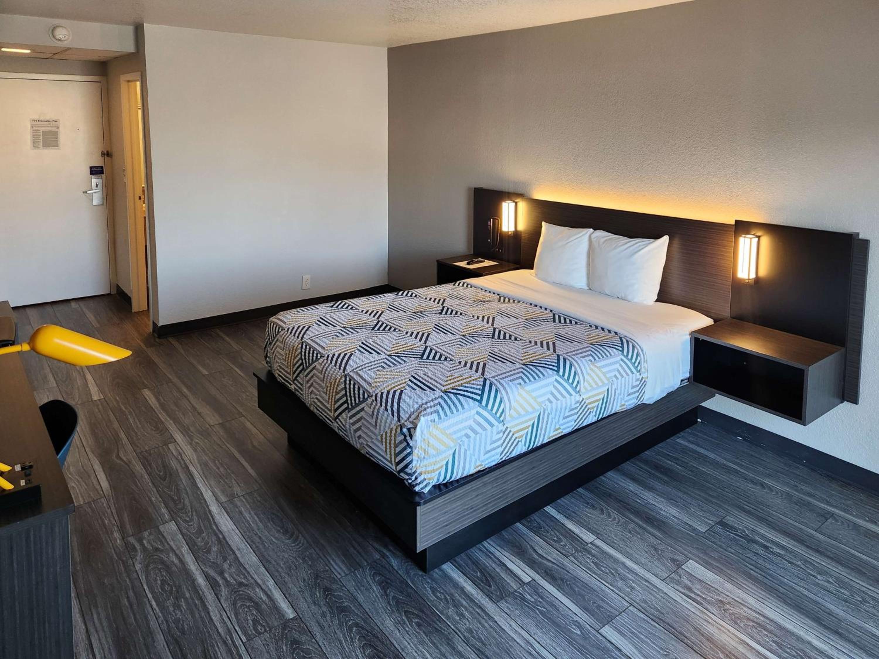 ROOM, QUEEN BED, ACCESSIBLE