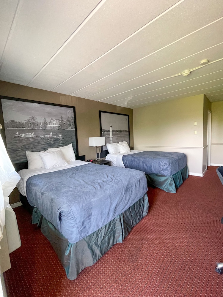 Super 8 by Wyndham Gananoque - Country Squire Resort 25/88