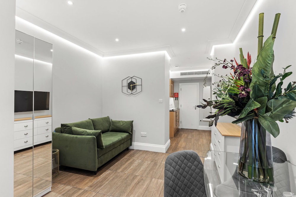 Guilford Street Apartments 30/50