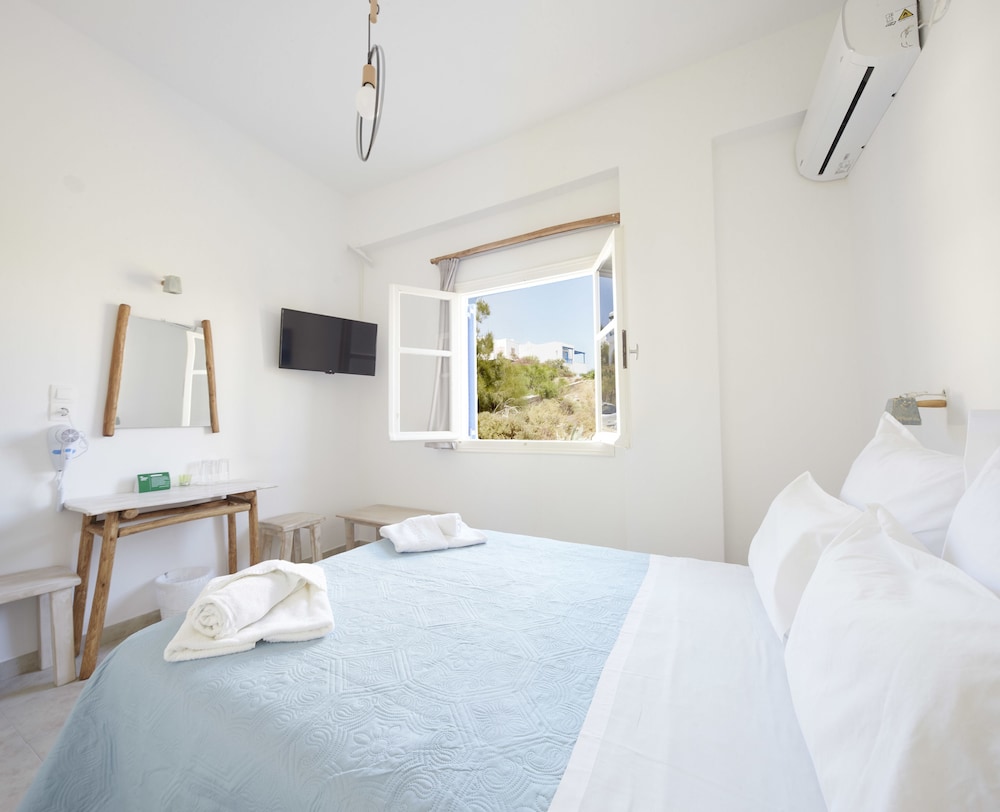 ECONOMY, DOUBLE OR TWIN BED, NO BALCONY