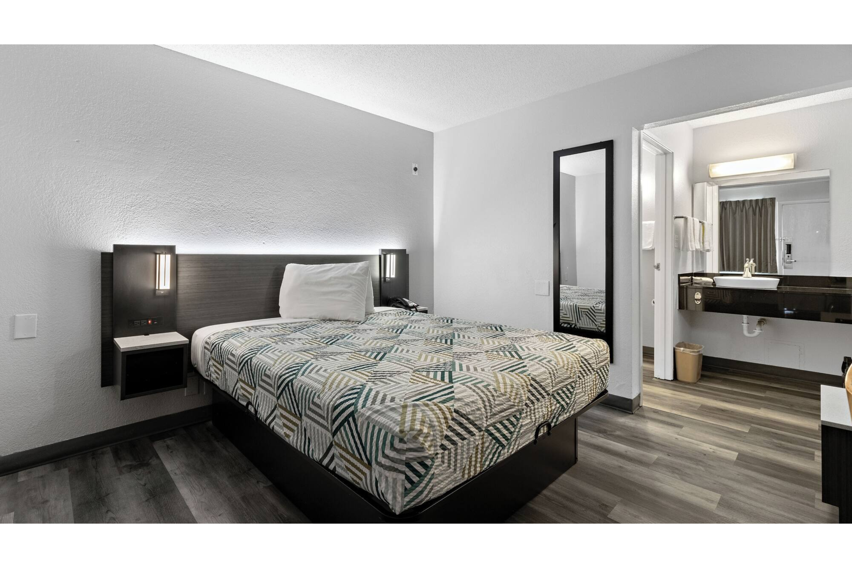 1 Queen Bed Non-Smoking, Kitchen