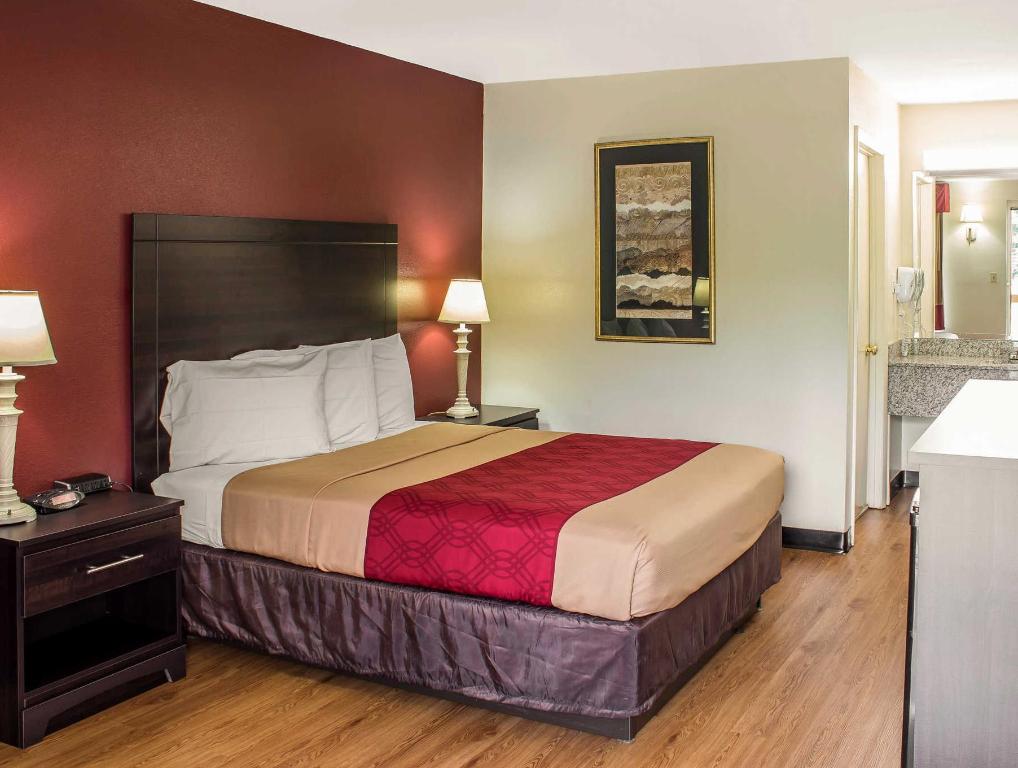 ROOM, QUEEN BED