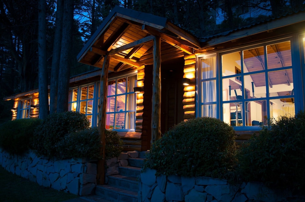 PAILAHUE LODGE & CABANAS 6/80