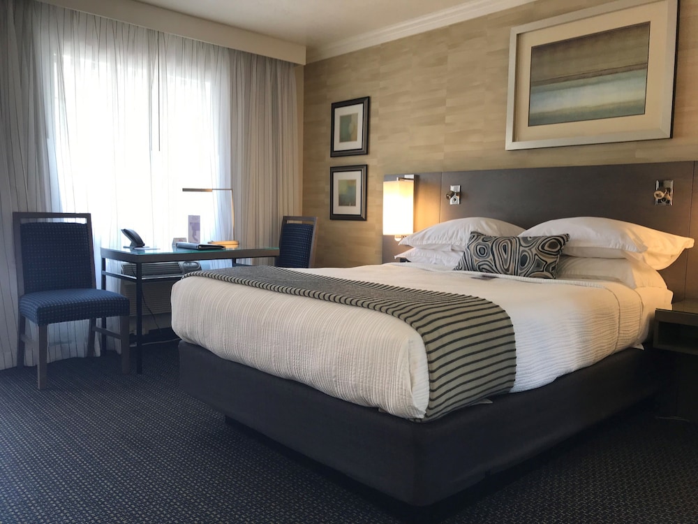 WEST BEACH INN A COAST HOTEL 22/65